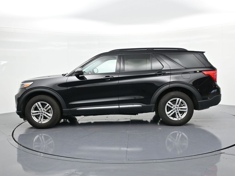 Ford Explorer Vehicle Full-screen Gallery Image 9