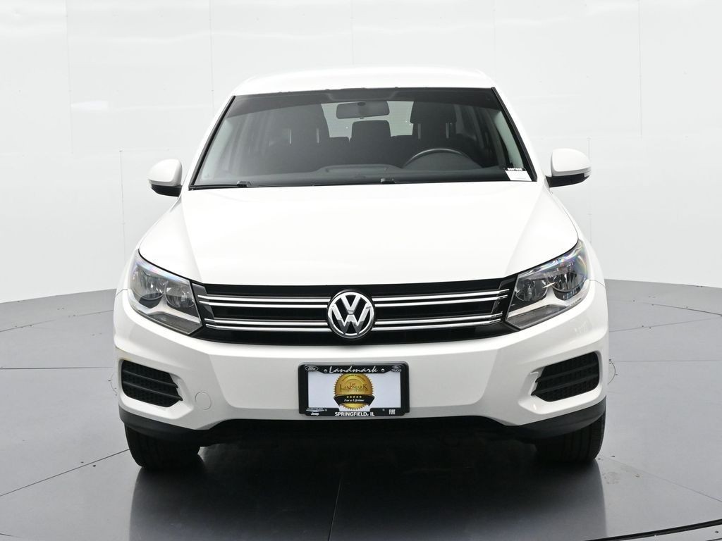 Volkswagen Tiguan Vehicle Full-screen Gallery Image 3