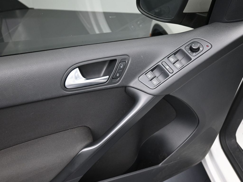 Volkswagen Tiguan Vehicle Full-screen Gallery Image 10