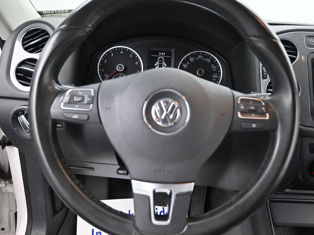 Volkswagen Tiguan Vehicle Full-screen Gallery Image 11
