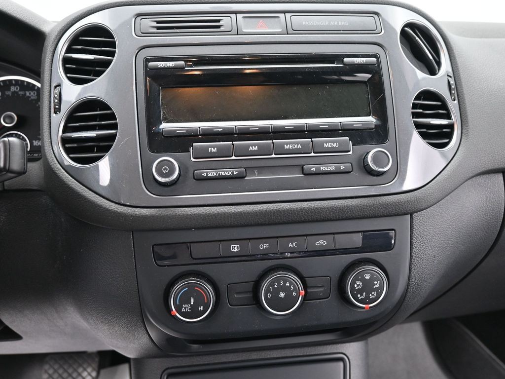 Volkswagen Tiguan Vehicle Full-screen Gallery Image 12