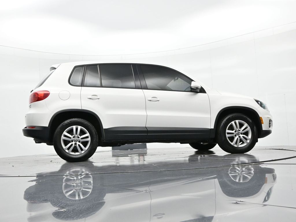 Volkswagen Tiguan Vehicle Full-screen Gallery Image 23