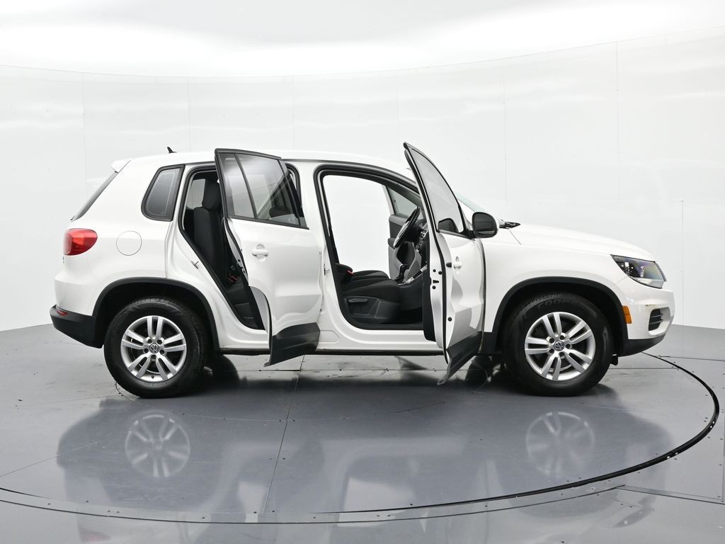Volkswagen Tiguan Vehicle Full-screen Gallery Image 24