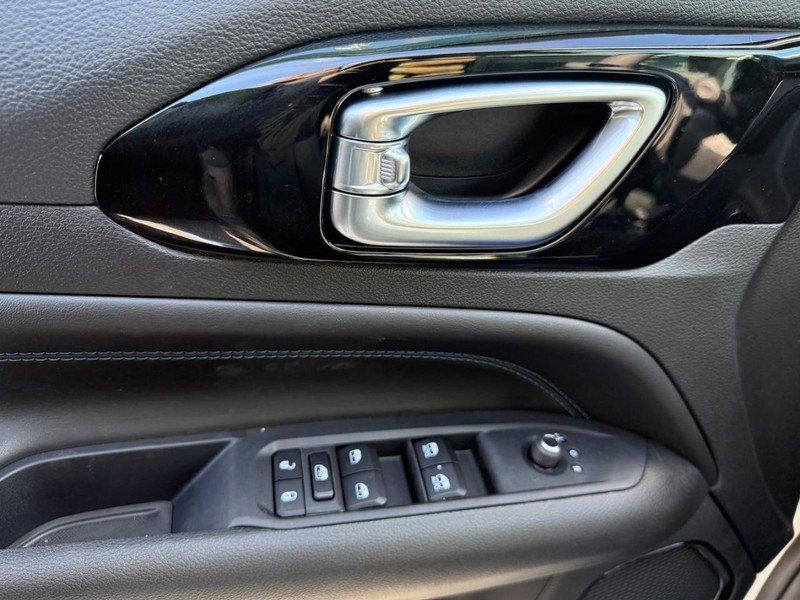 Jeep Compass Vehicle Full-screen Gallery Image 4