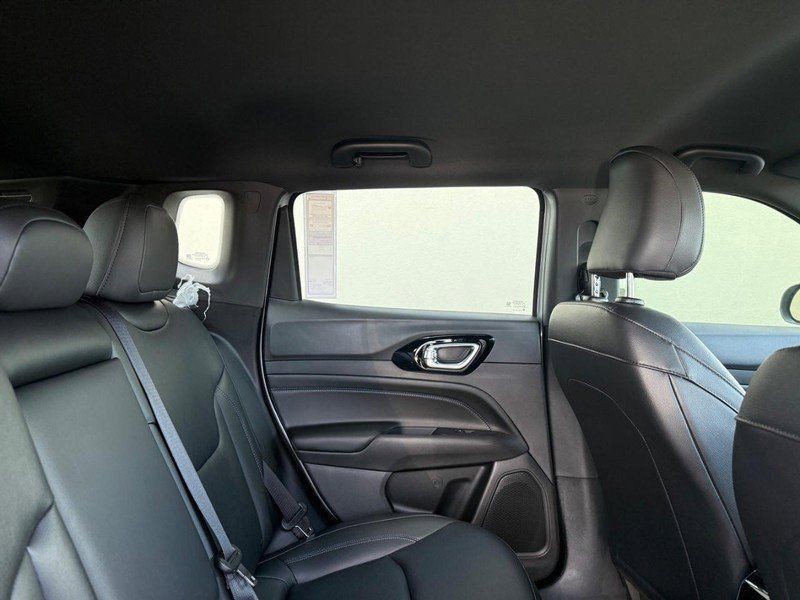 Jeep Compass Vehicle Full-screen Gallery Image 10