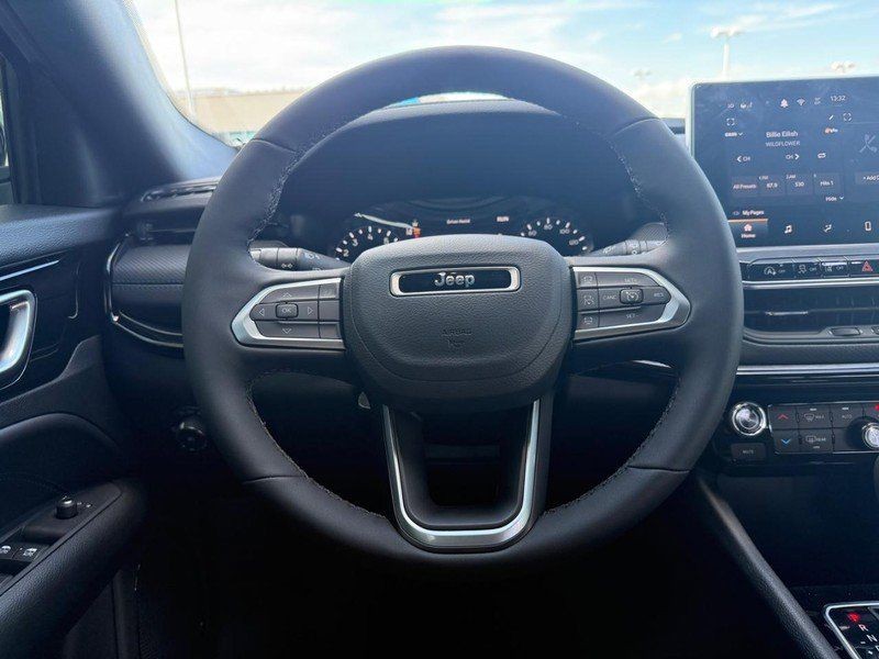 Jeep Compass Vehicle Full-screen Gallery Image 12