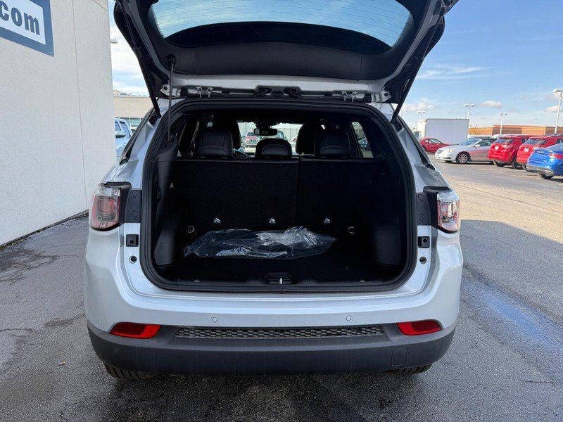 Jeep Compass Vehicle Full-screen Gallery Image 14