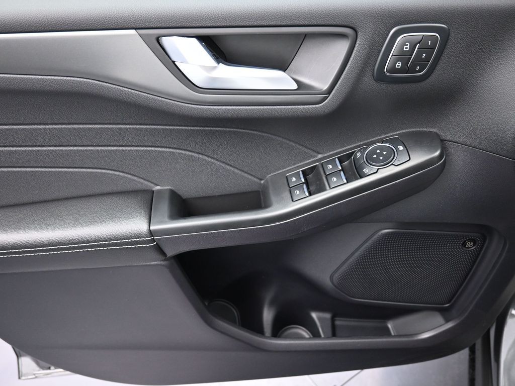 Ford Escape Vehicle Full-screen Gallery Image 14