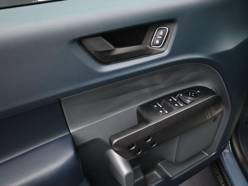 Ford Maverick Vehicle Full-screen Gallery Image 12