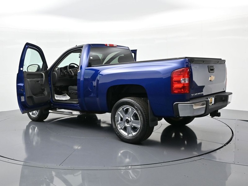 Chevrolet Silverado 1500 Vehicle Full-screen Gallery Image 24