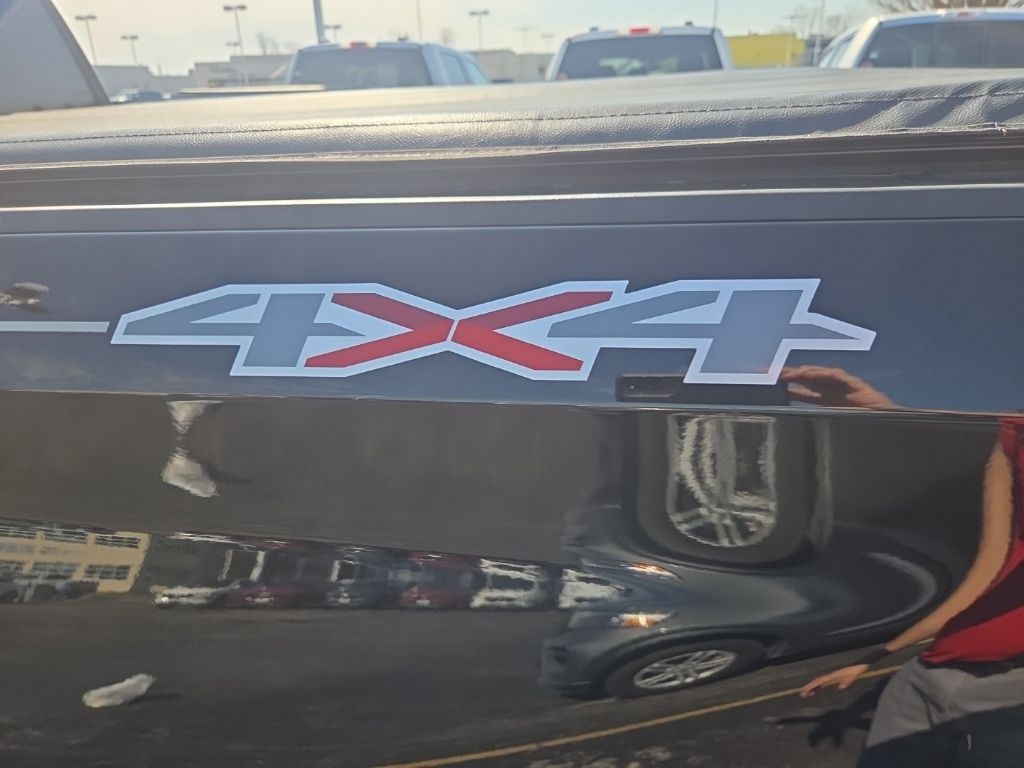 Chevrolet Silverado 1500 Vehicle Full-screen Gallery Image 5