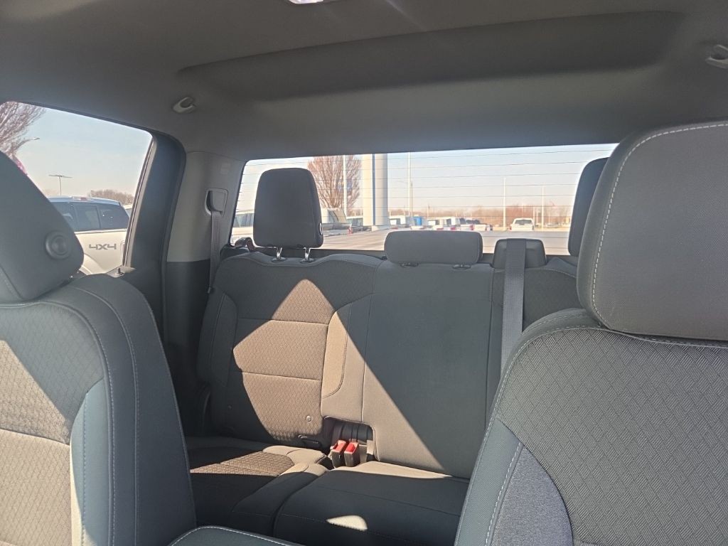 Chevrolet Silverado 1500 Vehicle Full-screen Gallery Image 16