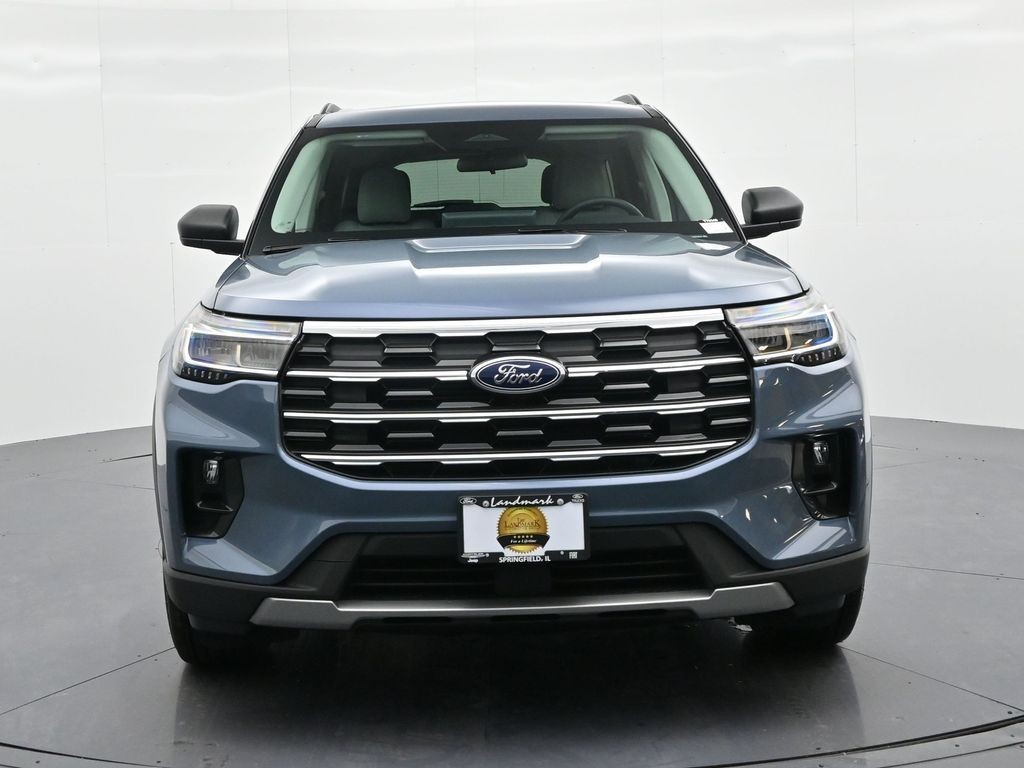 Ford Explorer Vehicle Full-screen Gallery Image 3