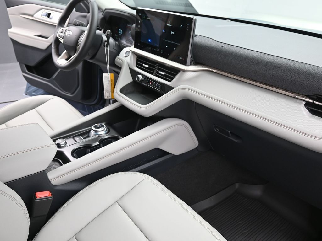 Ford Explorer Vehicle Full-screen Gallery Image 10