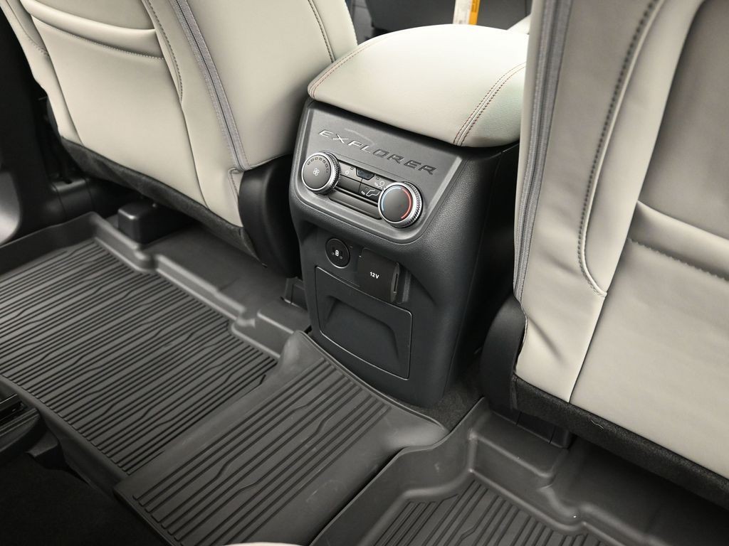 Ford Explorer Vehicle Full-screen Gallery Image 11