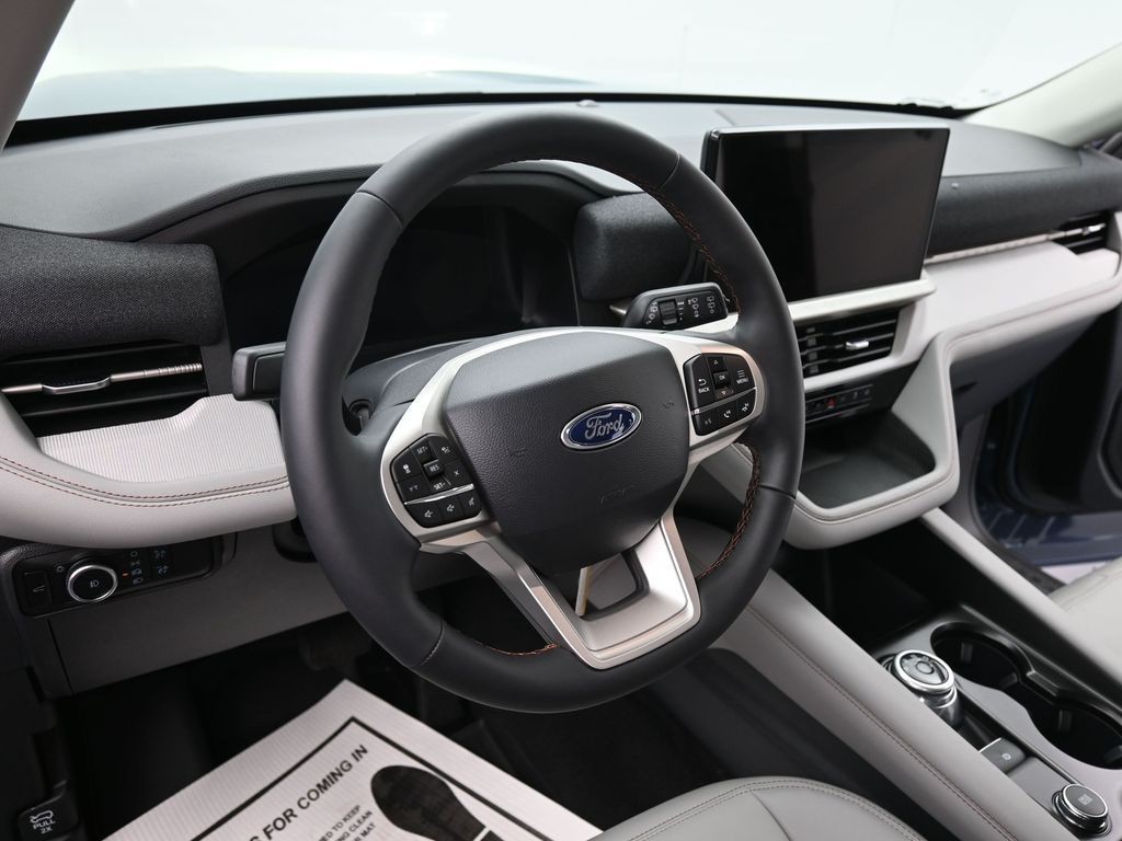 Ford Explorer Vehicle Full-screen Gallery Image 19