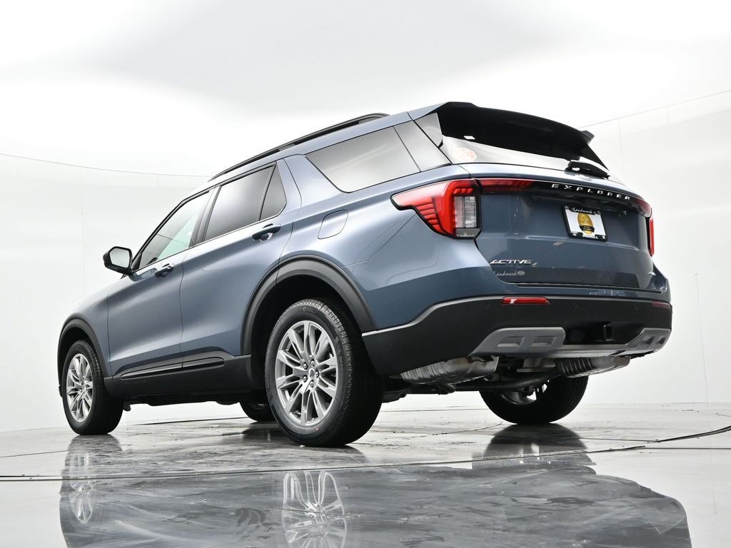 Ford Explorer Vehicle Full-screen Gallery Image 24