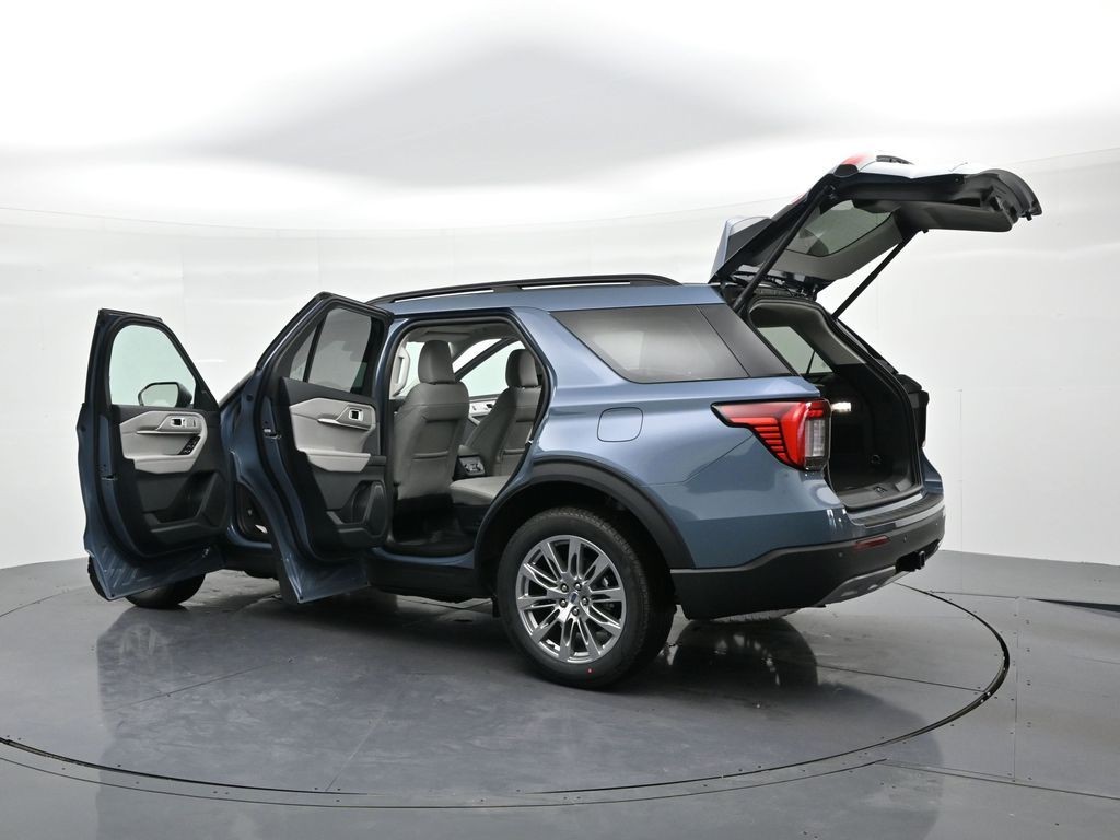 Ford Explorer Vehicle Full-screen Gallery Image 29
