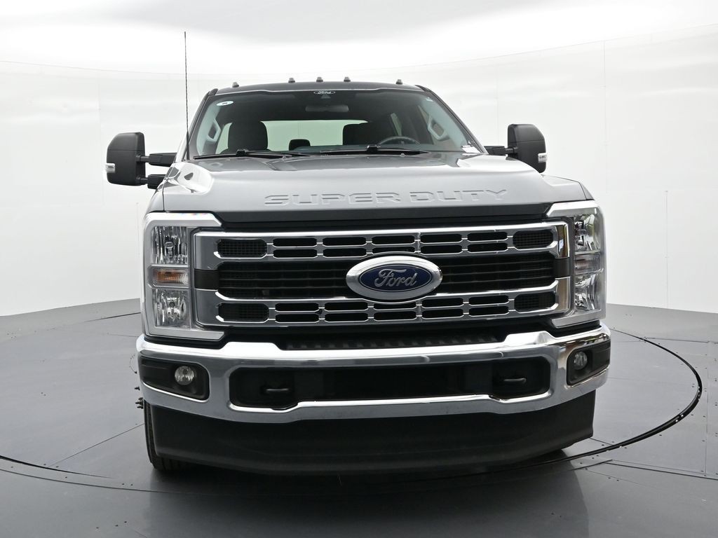 Ford Super Duty F-350 DRW Vehicle Full-screen Gallery Image 3