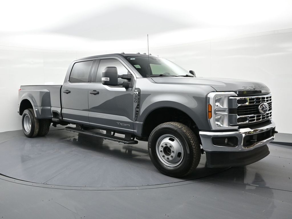 Ford Super Duty F-350 DRW Vehicle Full-screen Gallery Image 4
