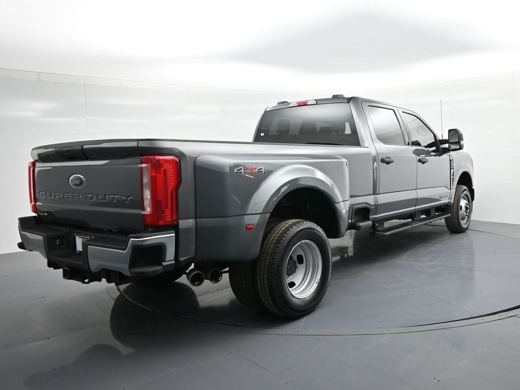 Ford Super Duty F-350 DRW Vehicle Full-screen Gallery Image 6