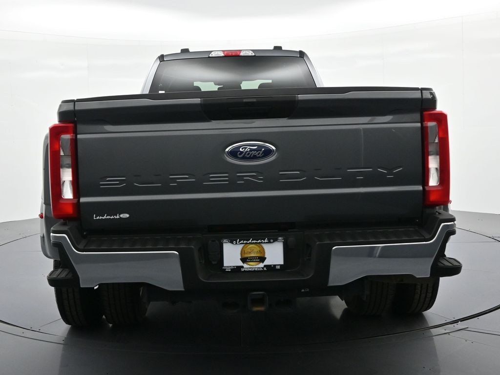 Ford Super Duty F-350 DRW Vehicle Full-screen Gallery Image 7