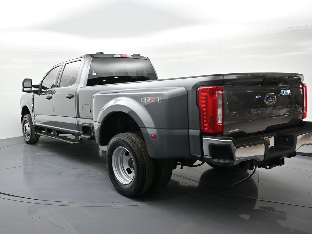 Ford Super Duty F-350 DRW Vehicle Full-screen Gallery Image 8