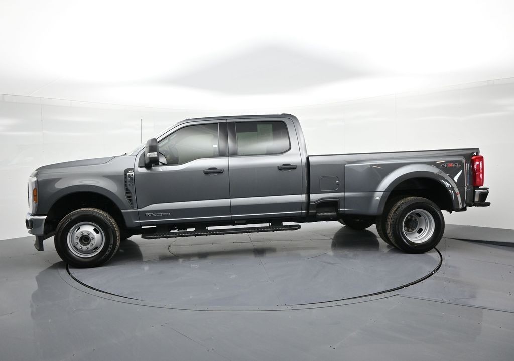 Ford Super Duty F-350 DRW Vehicle Full-screen Gallery Image 9