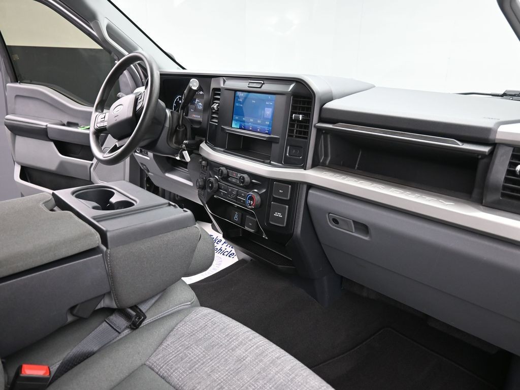 Ford Super Duty F-350 DRW Vehicle Full-screen Gallery Image 10