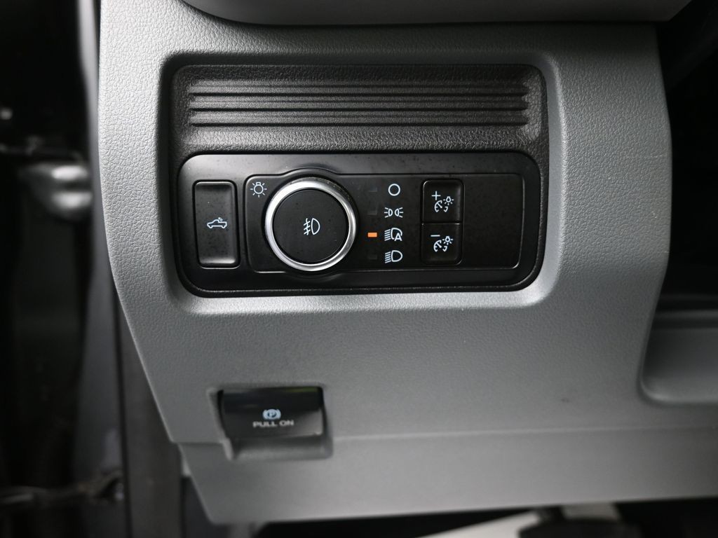 Ford Super Duty F-350 DRW Vehicle Full-screen Gallery Image 12