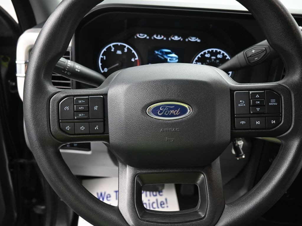 Ford Super Duty F-350 DRW Vehicle Full-screen Gallery Image 13