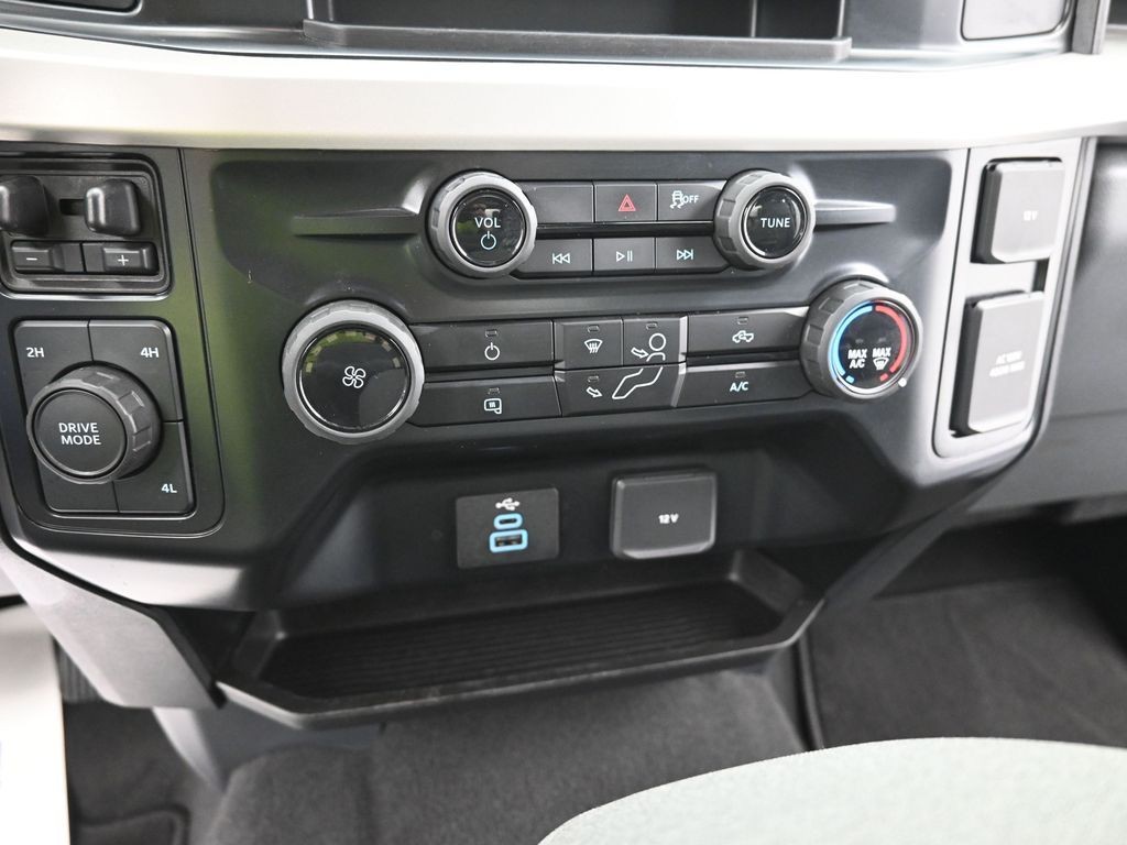 Ford Super Duty F-350 DRW Vehicle Full-screen Gallery Image 15