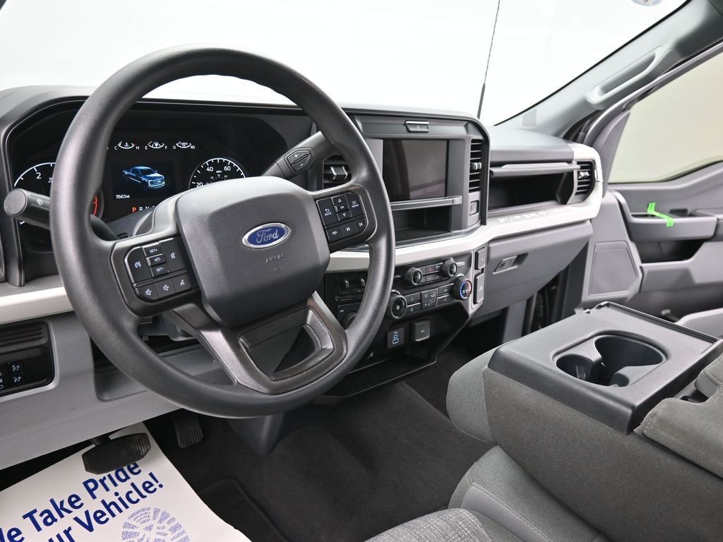 Ford Super Duty F-350 DRW Vehicle Full-screen Gallery Image 16