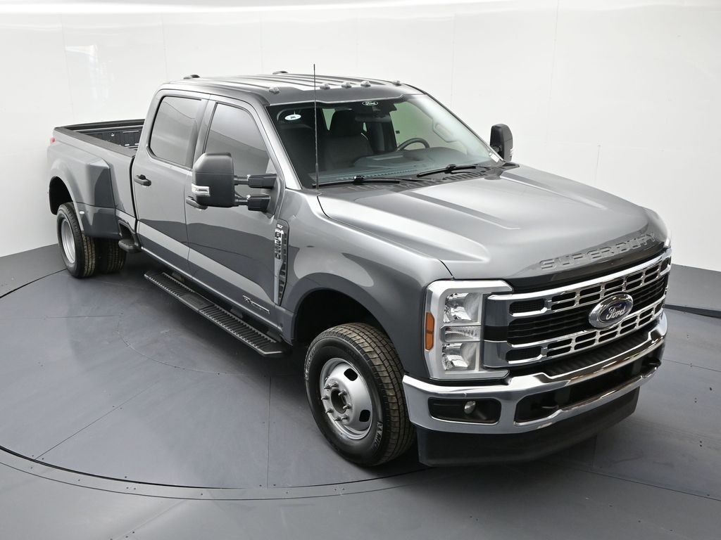 Ford Super Duty F-350 DRW Vehicle Full-screen Gallery Image 17