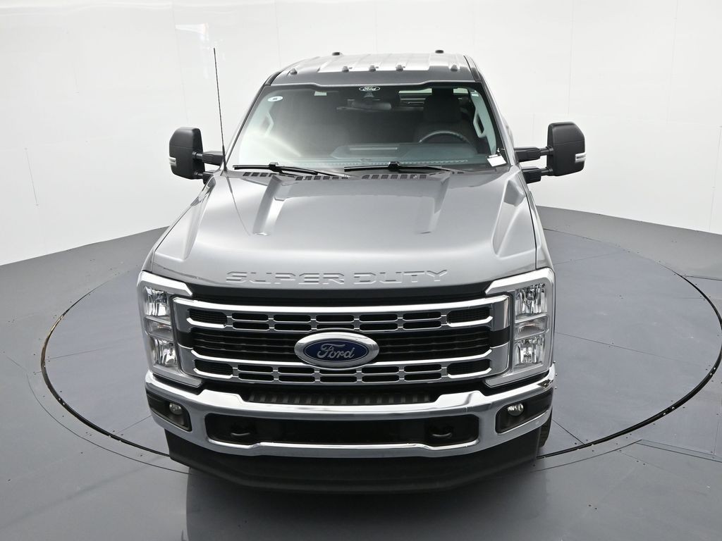Ford Super Duty F-350 DRW Vehicle Full-screen Gallery Image 18