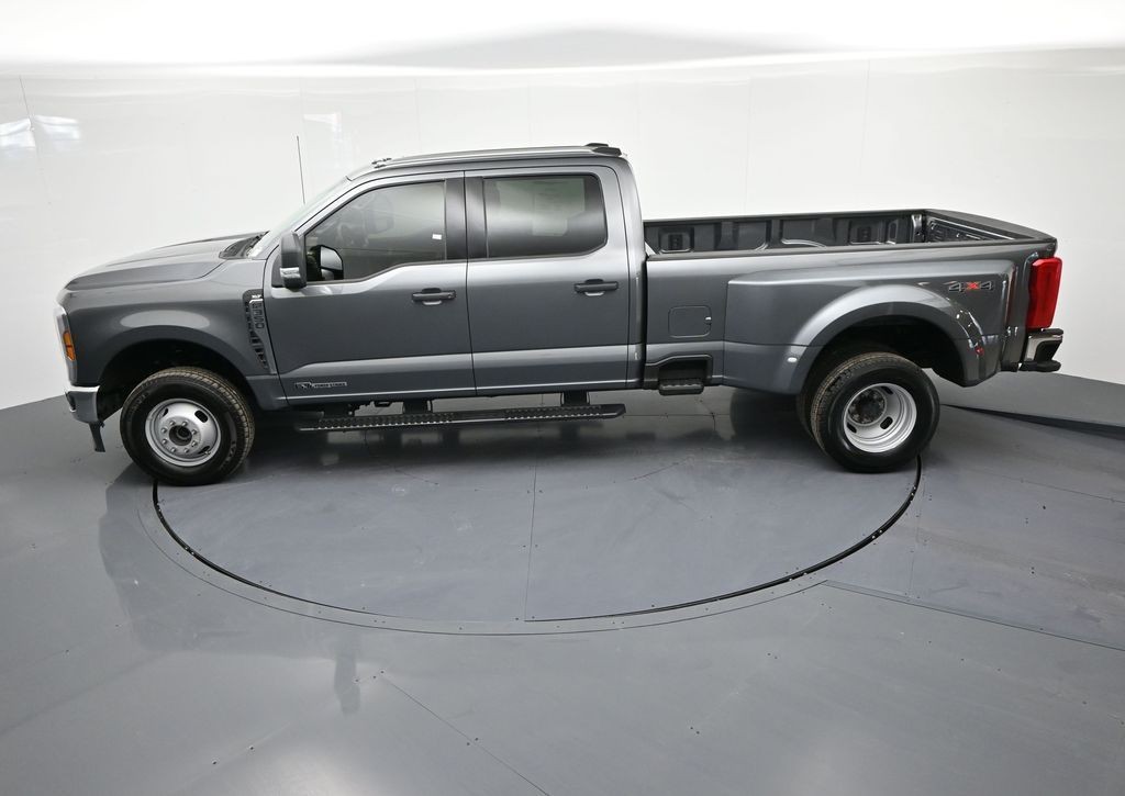 Ford Super Duty F-350 DRW Vehicle Full-screen Gallery Image 20