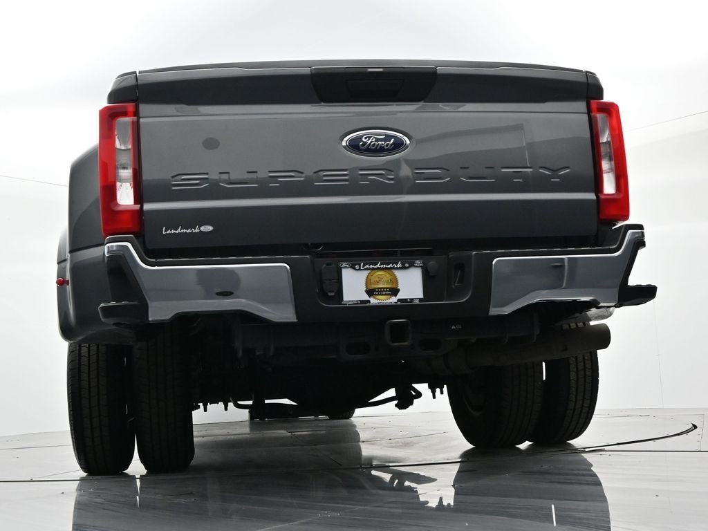 Ford Super Duty F-350 DRW Vehicle Full-screen Gallery Image 22