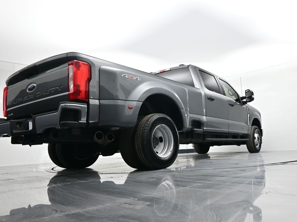 Ford Super Duty F-350 DRW Vehicle Full-screen Gallery Image 23