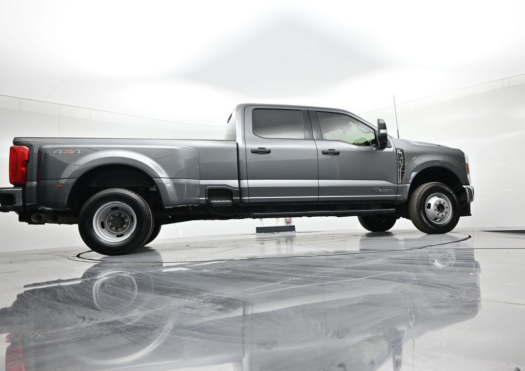 Ford Super Duty F-350 DRW Vehicle Full-screen Gallery Image 24