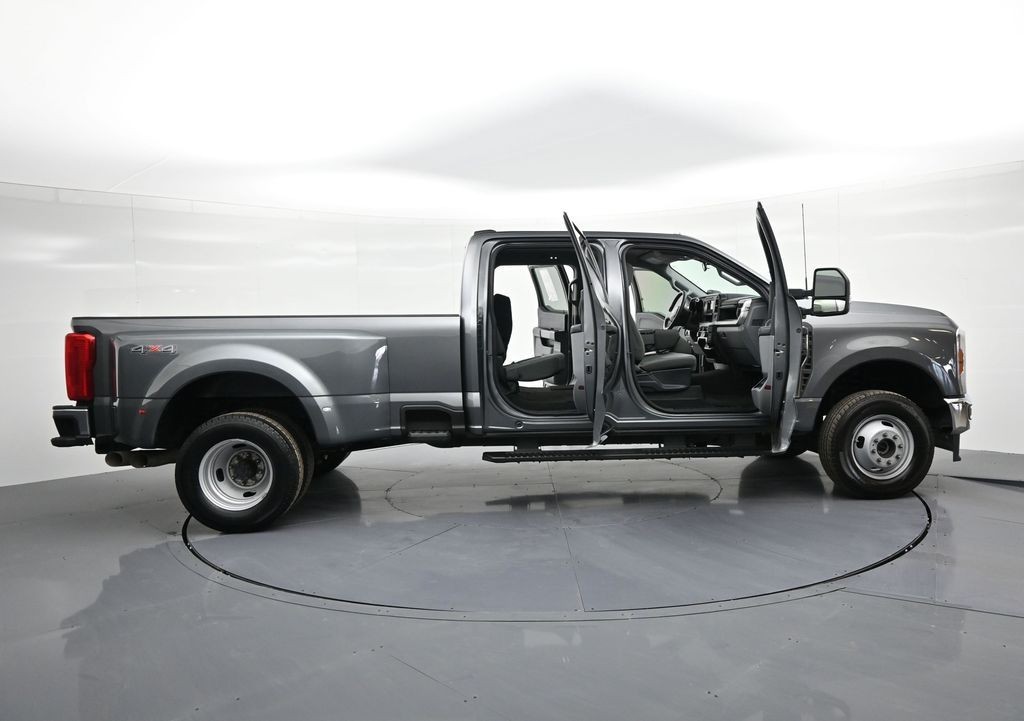 Ford Super Duty F-350 DRW Vehicle Full-screen Gallery Image 25