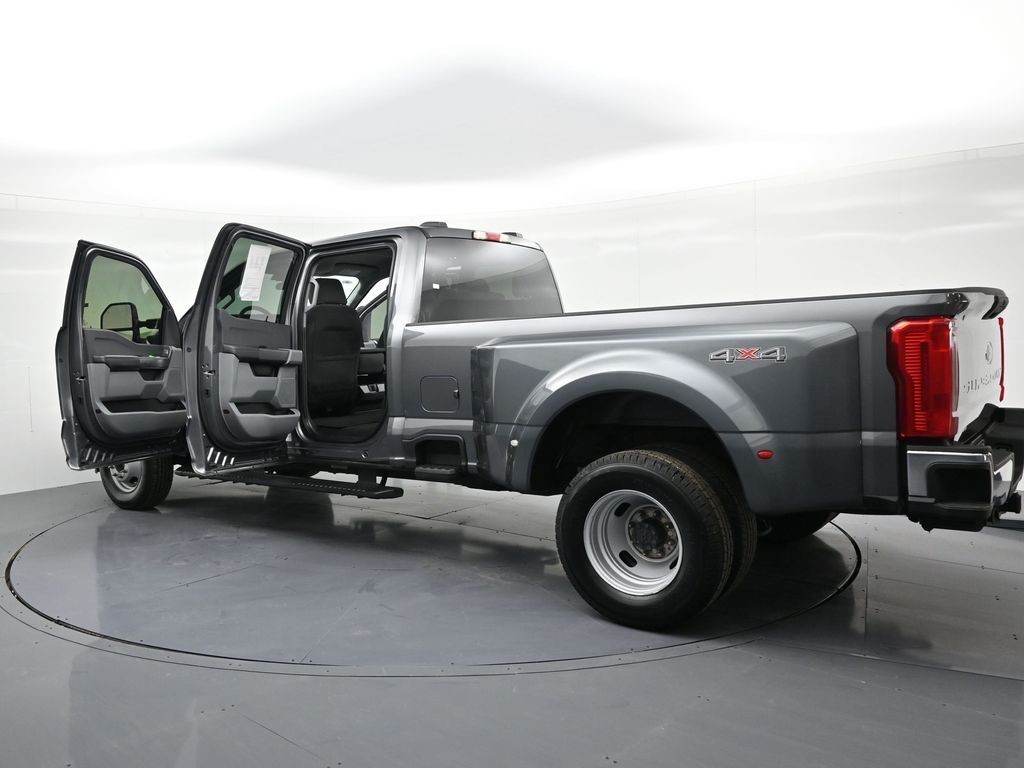 Ford Super Duty F-350 DRW Vehicle Full-screen Gallery Image 26