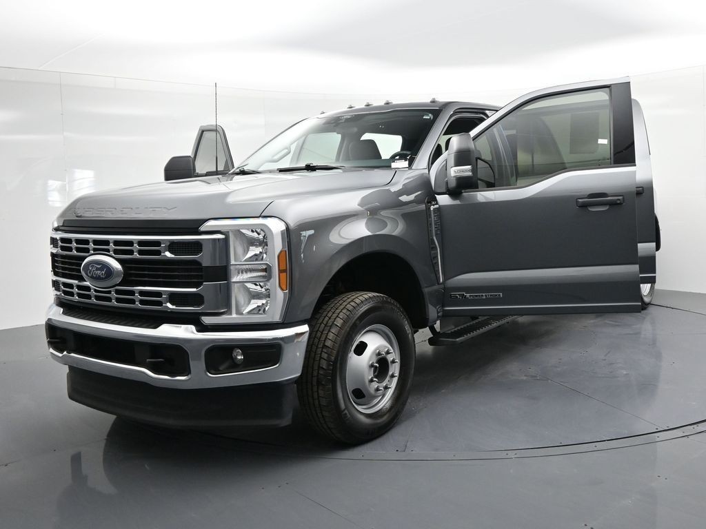 Ford Super Duty F-350 DRW Vehicle Full-screen Gallery Image 27