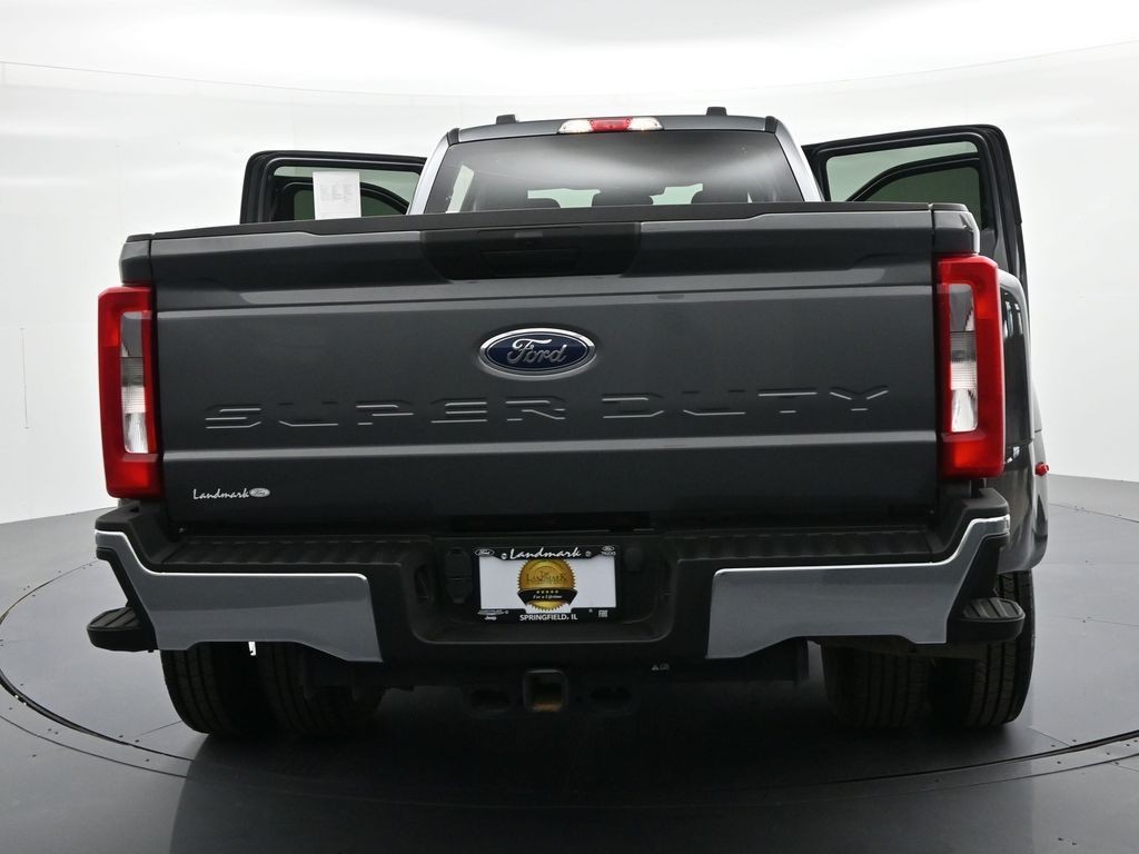 Ford Super Duty F-350 DRW Vehicle Full-screen Gallery Image 28