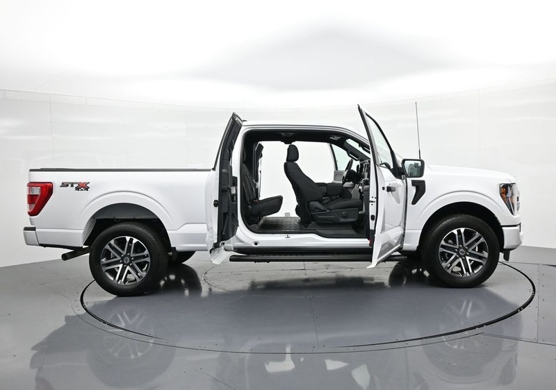 Ford F-150 Vehicle Full-screen Gallery Image 25