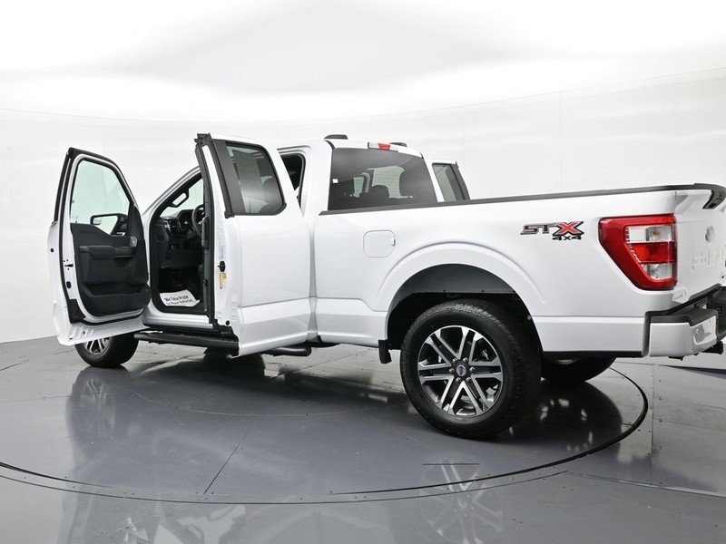 Ford F-150 Vehicle Full-screen Gallery Image 26