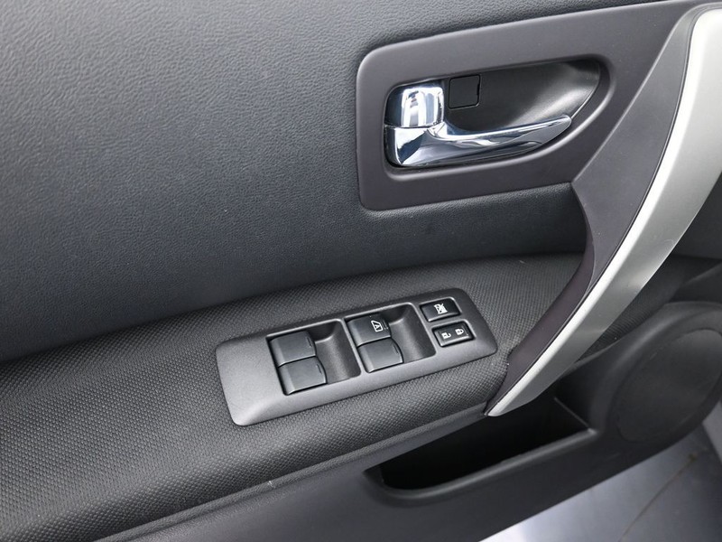 Nissan Rogue Vehicle Full-screen Gallery Image 10