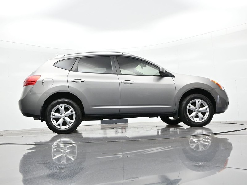 Nissan Rogue Vehicle Full-screen Gallery Image 22