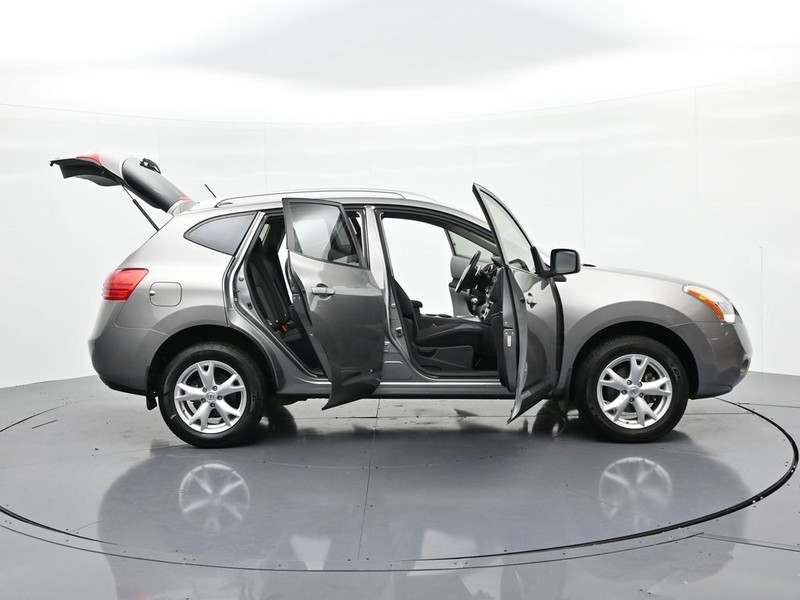 Nissan Rogue Vehicle Full-screen Gallery Image 23