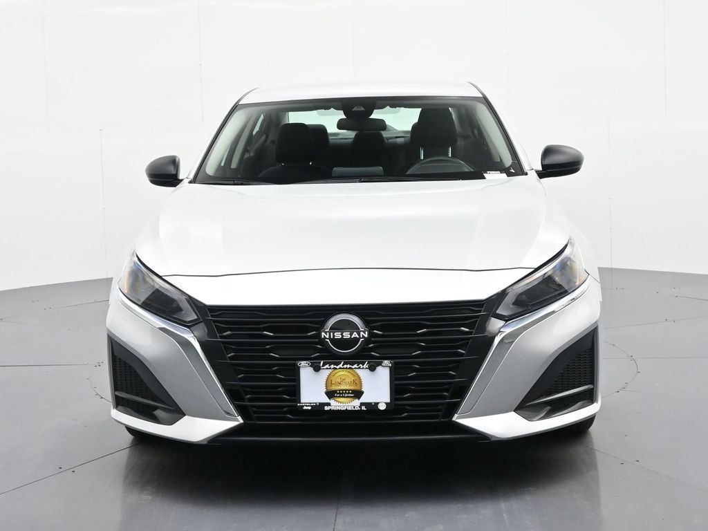 Nissan Altima Vehicle Full-screen Gallery Image 3