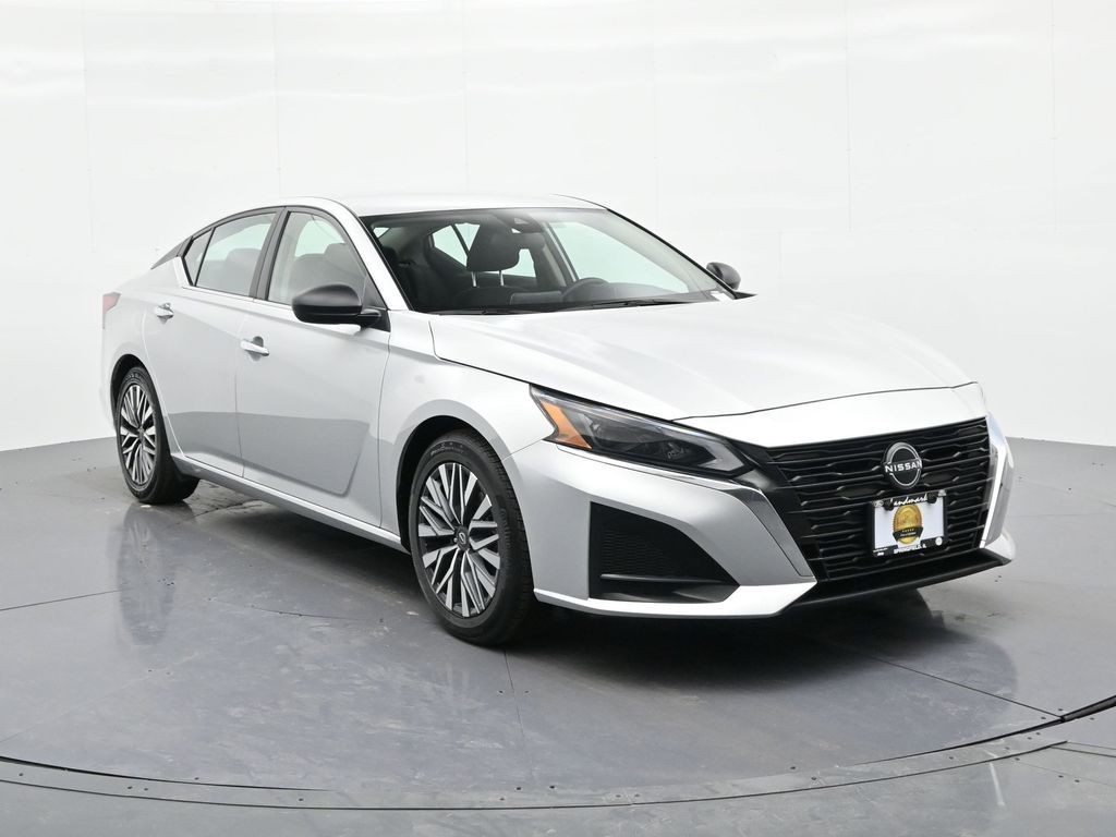 Nissan Altima Vehicle Full-screen Gallery Image 4